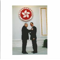2003年邱子成永遠名譽社長接受特首頒授榮譽勳銜