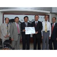2008年汶川大地震賑災捐款遞交支票儀式